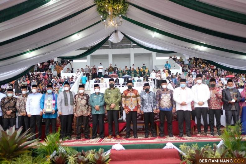 Wakil Gubernur Sumatera Barat, Ir. Audy Joinaldy, foto bersama kepala daerah usai menutup gelaran MTQ Nasional XXXIX Tingkat Provinsi Sumatera Barat tahun 2021 di Padang Panjang.