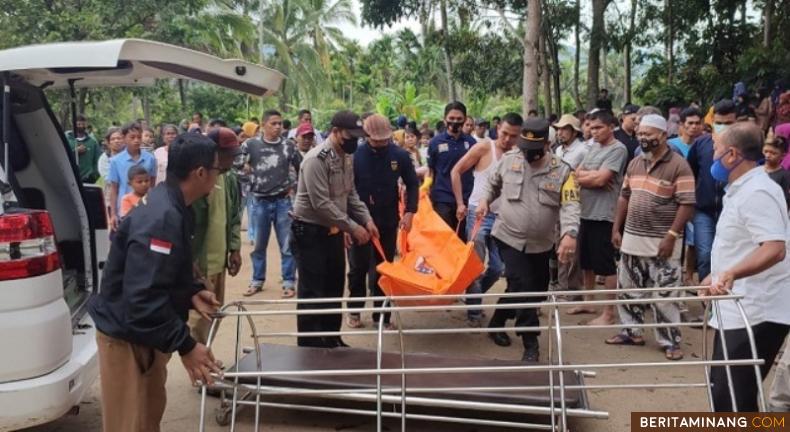 Polisi evakuasi seorang warga di jorong Sawah Ampang nagari Muaro Paneh yang ditemukan tergantung. Foto: suhanews