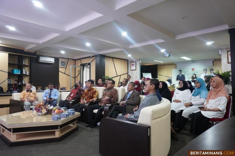 Sekda Bukittinggi, Martias Wanto dan jajaran, menghadiri rapat virtual dari balai kota terkait peresmian MPP oleh Plt Kemenpan RB, Prof Mahfud MD, Dok : Kominfo Bukittinggi