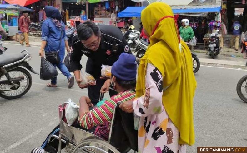 Tim ORARI Padang Panjang saat berbagi Nasi Bungkus ke Kaum Dhuafa. Foto: Kominfo Padang Panjang