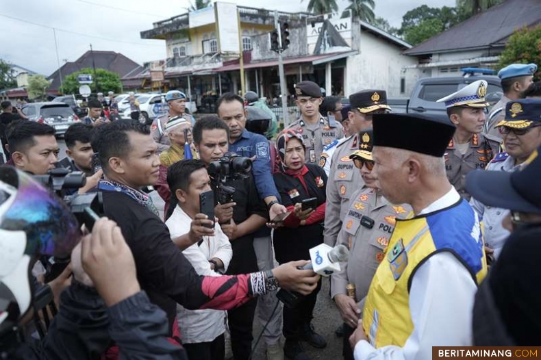 Gubernur Mahyeldi, saat memberikan keterangan kepada wartawan tentang musibah galod lahar dingin Gunung Marapi, Jumat (05/04/2024). Foto: Adpim Sumbar