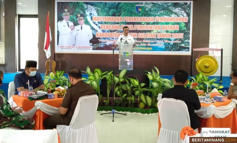 Bupati Rusma Yul Anwar saat membuka Musrenbang RKPD Kabupaten Pesisir Selatan Tahun 2022. Foto: Humas Pessel