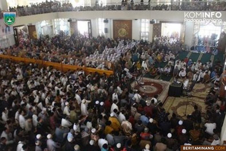 Suasana Tablig Akbar UAS di Majid Islamic Center Padang Panjang.