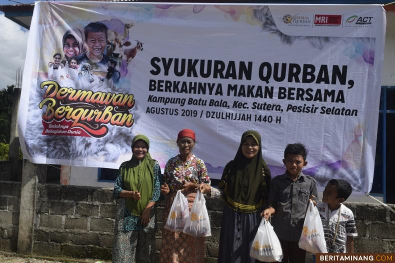 Warga dapat bantuan daging Qurban pada tahun lalu. Foto Humas ACT Padang