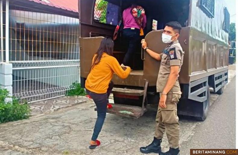Petugas Pol PP Padang mengamankan wanita di Parupuk Tabing Padang.Foto: Humas Pol PP Padang