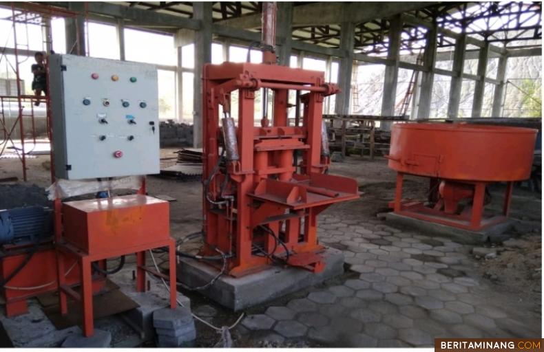 PLN UPK Ombilin mulai mempersiapkan mesin-mesin pengolah limbah abu batubara sebagai bahan baku pembuatan paving block dan batako berkualitas bekerjasama dengan berbagai BUMDES.(foto : Ist)