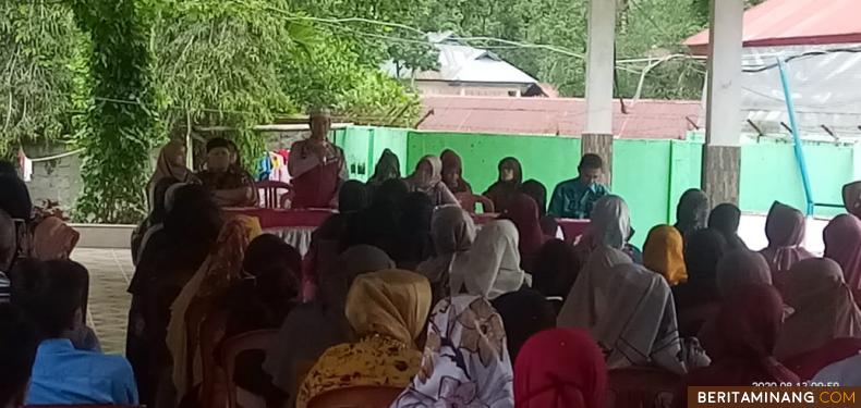 Ketua Bidang Pendidikan SDM Komite SMA N 5 Solsel  Yursarianto tengah memimpin musyawarah orang tua untuk melaksanakan PBM Tatap Muka,  Kamis (13/8/2020). Foto  Afrizal. A