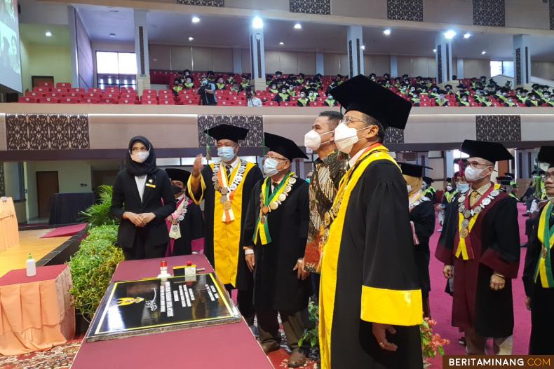 Pada Wisuda Hari Ke-3 Rabu (4/10), Dirjen Pendidikan Vokasi Resmikan Sekolah Vokasi Universitas Negeri Padang.