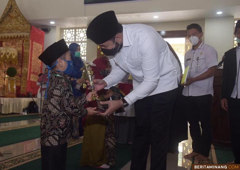Walikota Padang Panjang H. Fadly Amran, BBA Datuak Paduko Malano saat menyerahkan penghargaan Masjid Islamic Center, Rabu (16/12). Foto: Kominfo Padang Panjang