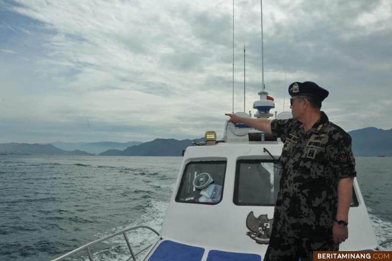 Wakil Gubernur Sumatera Barat, Nasrul Abit dengan pakaian patroli PSDK di atas kapal Dinas Kelautan dan Perikanan Sumbar menuju Mentawai. Foto Humas Sumbar