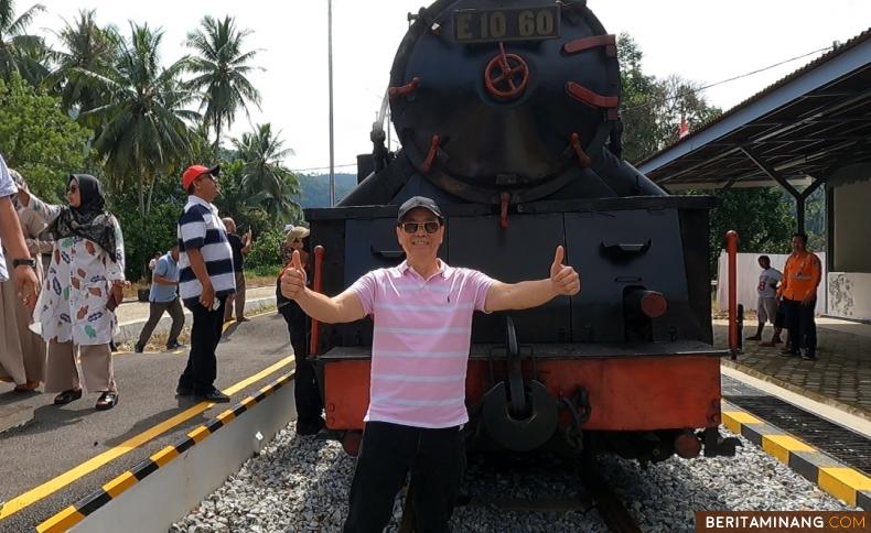 CEO El John Indonesia Johni Sugiarto saat didepan lokomotif uap E1060. Naik Mak Itam terasa seperti dizaman dahulu