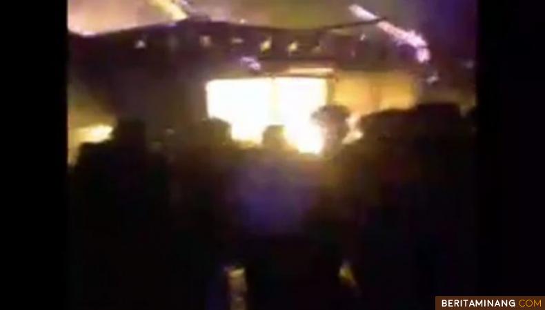 Kobaran api bakar Pasar Sumani Kabupaten Solok. Foto suhanews