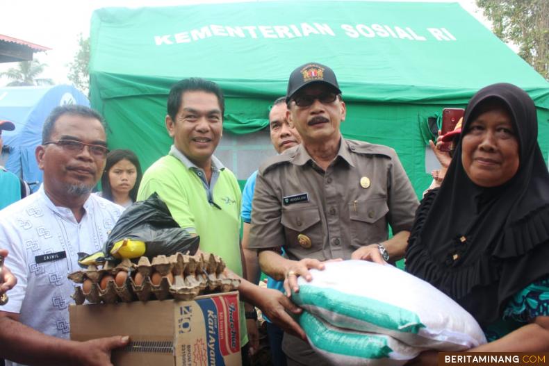 Bupati Hendrajoni saat datang membantu warga terkena abrasi di Muaro Batang Kapas. Foto Humas Pessel