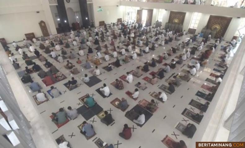 Suasana shalat Idul Adha di Masjid Islamic Center Padang Panjang dengah Khidmat mematuhi patuhi Prokes Covid-19.
