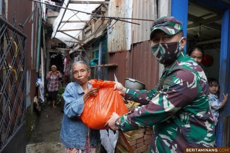 Danrem 032/Wbr Kolonel Inf Arief Gajah Mada berikan bantuan sembako kepada salah satu warga Kelurahan Purus, Kota Padang. Foto Penrem 032