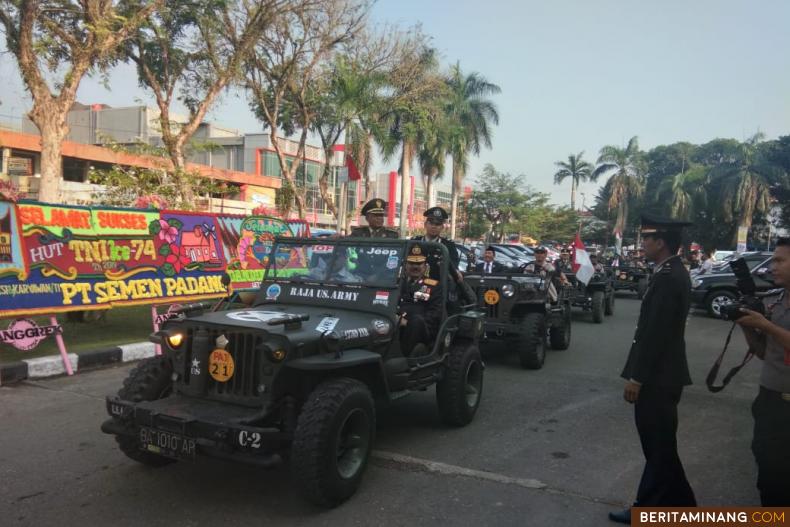 Rombongan pejabat Sumbar  naik jeep willys  datangi lapangan upacara HUT TNI ke-74 di Padang. Foto Humas Sumbar