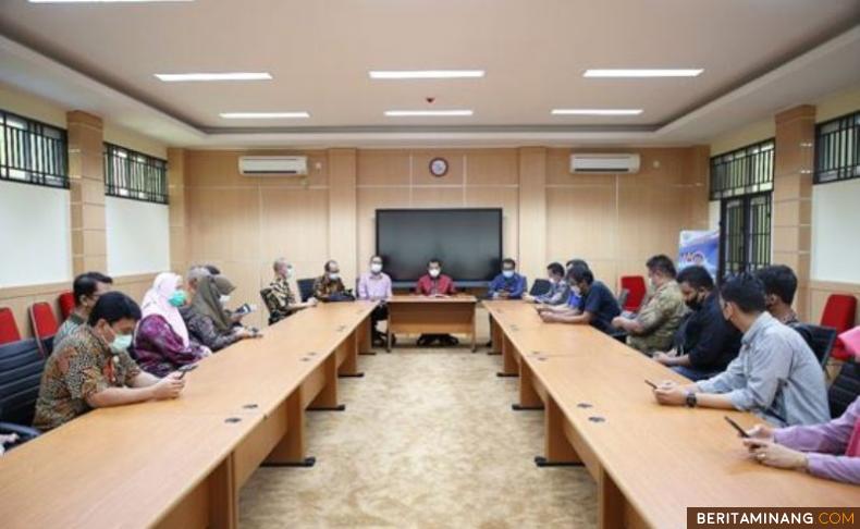 Rektor UNP Prof. Ganefri, Ph.D., ketika jumpa pers dengan awak media di Ruang Pertemuan Gedung PPG Kampus UNP Air Tawar Padang, Sabtu (1/05/2021). Foto: Humas UNP