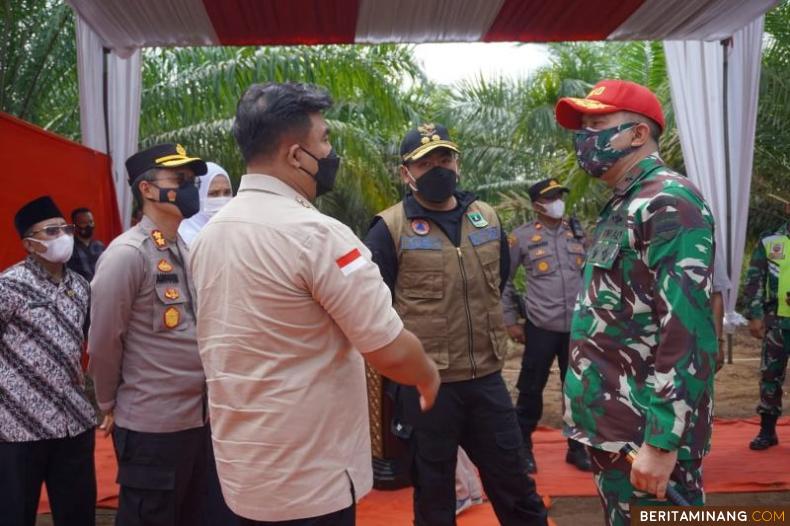 Danrem 032/Wbr Brigjen TNI Arief Gajah Mada, S.E.,M.M saat berdialog dengan Bupati Dharmasraya Sutan Riska. Foto: Penrem 032/Wbr