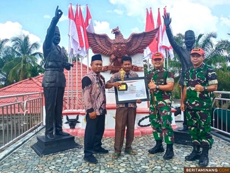 Pemilik patung Tokoh Nasional dan Garuda Pancasila terima penghargaan dari Dandim 0310/SSD. Foto: Eko
