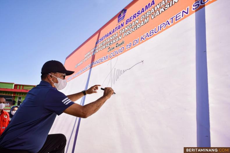 Bupati Solsel H. Khairunas mengawali penandatangana, komitmen menyukseskan program Vaksinasi Covid-19 di Solsel pada acara Car Free Day di RTH Padang Aro, Minggu (20/6/2021). Afrizal. A
