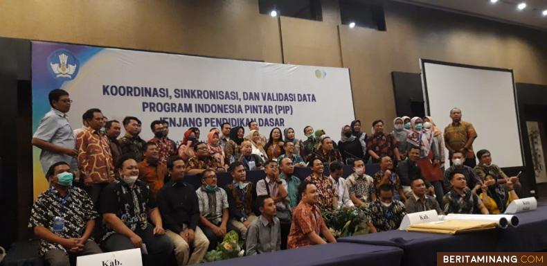 Pengelola dana PIP Disdikpora Solsel, Ahmad Nur Maiendra dan Novi Avera bersama dengan peserta kab/kota telah memgikuti Koordinasi, Sinkronisasi dan Validasi Data PIP tahun 2021 di Bandung. Ist.
