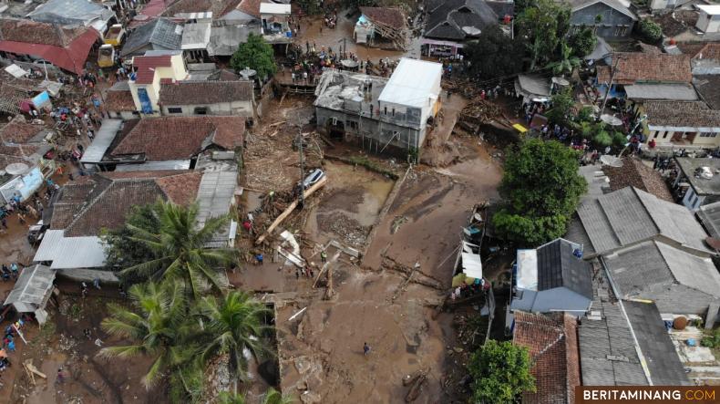 Kondisi kerusakan akibat terjangan banjir bandang di Sukabumi Jawa Barat dilihat dari ketinggian. Foto: Humas BNPB
