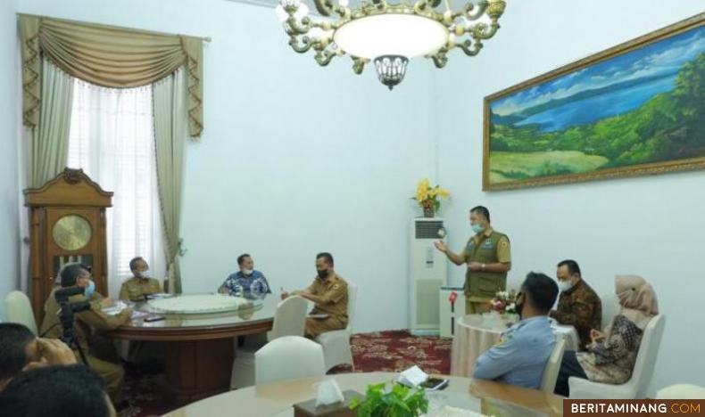 Bupati Tanah Datar Eka Putra bersama jajaran terkait melakukan rapat terbatas tentang kebijakan daerah menghadapi libur Idul Fitri 1442 H di Gedung Indo Jolito, Senin (03/05/2021).
