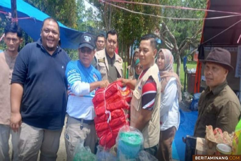 Sekdako Bukittinggi Martias Wanto menyerahkan bantuan tahap kedua untuk korban Bencana Alam di Kecamatan Tanjung Raya Kabupaten Agam. Foto : Dok Diskominfo Bkt