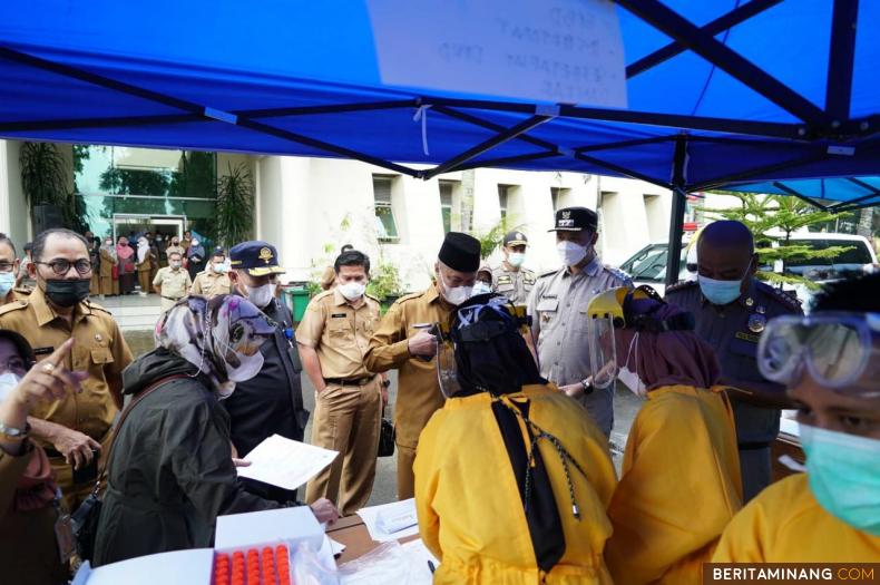 Pemko Bukittinggi melaksanakan Tes Swab PCR terhadap ASN dan Tenaga Kontrak di halaman Balai Kota Bukittinggi, Gulai Bancah, Selasa (29/06). .