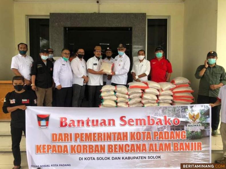 Wako Padang Mahyeldi serahkan bantuan untuk korban banjir di Kota Solok kepada Asisten Sekda Bidang Ekonomi dan Pembangunan Jefrizal, S.Pt, MT.