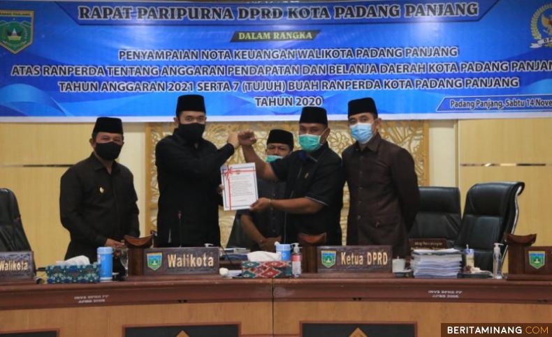 Walikota Padang Panjang Fadly Amran, BBA didampingi Wawako Asrul sampaikan R-APBD 2021 kepada pimpinan DPRD.