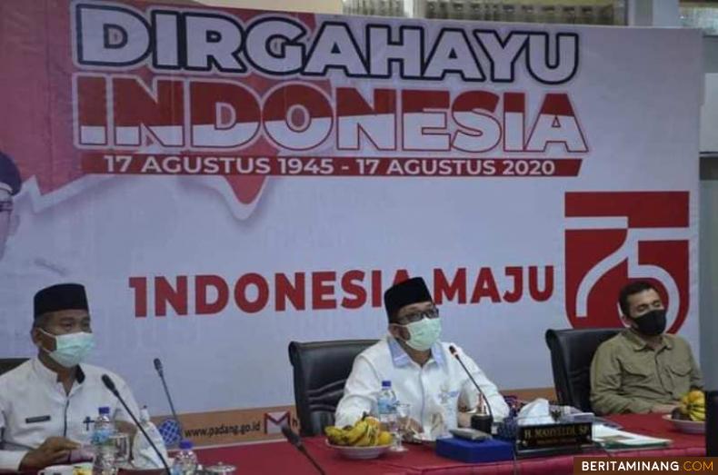 Wawako Padang Hendri septa saat mengikuti sosialisasi Perda Adaptasi Kebiasaan Baru di kediaman resmi Walikota Padang.