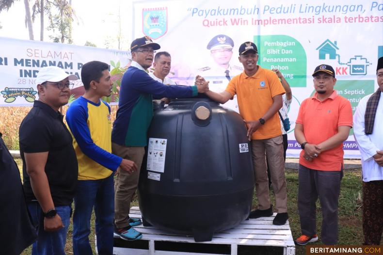 Pj Walikota Payakumbuh Rida Ananda menyerahkan bantuan Septick Tank secara simbolis kepada MBR di kawasan Batang Agam, kamis (16/12). Foto : Dok Kominfo Payakumbuh