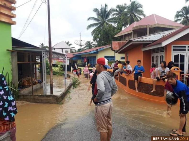 Banjir saat merendam pemukiman warga di Kota Solok. Foto: Siska