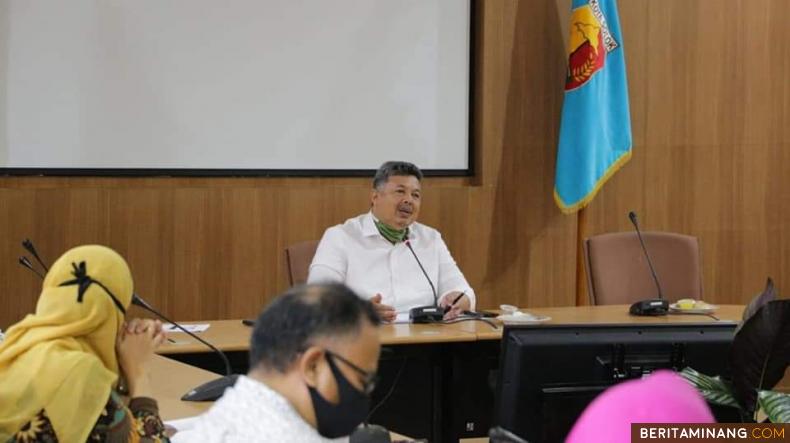 Wali Kota Solok H.Zul Elfian ketika memimpin rapat evaluasi satuan tugas tingkat kecamatan dan kelurahan bertempat di Ruang Rapat Bappeda Kota Solok.