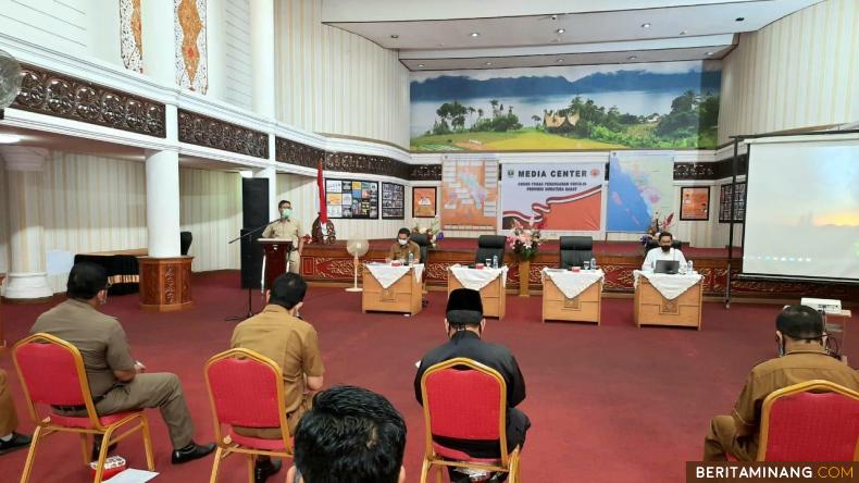Gubernur Irwan berbicara dalam Seminar Penyusunan Naskah Akademik Ranperda tentang Tatanan Baru Berbasis Kearifan Lokal. Foto Diskominfo Sumbar