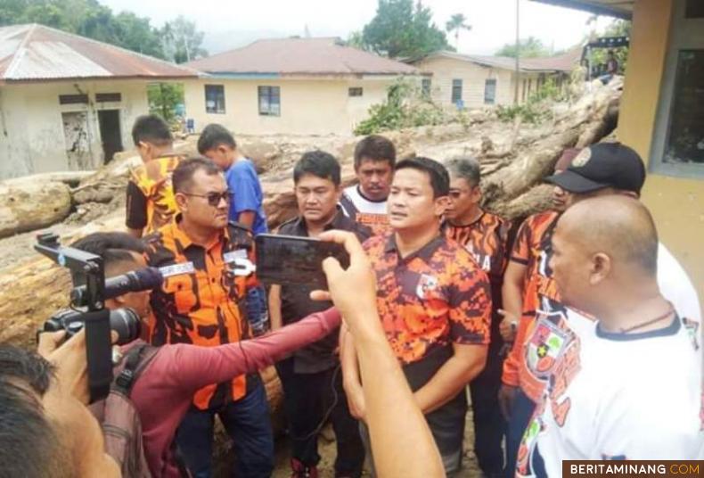 Ketua MPC Pemuda Pancasila Pasaman, Tommi Irawan diwawancarai wartawan usai serahkan bantuan. Ist