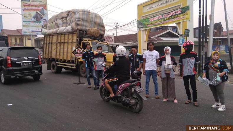 Keluarga besar Penari Lintas Community region Kotobaru saat bagikan masker ke pengendara di Padang Lua. Foto: Medio Agusta