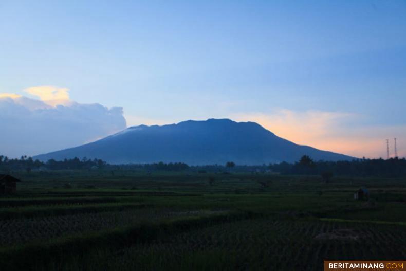 Gunung Marapi di kawasan Tanah Datar Sumbar. Foto: Adi Prima