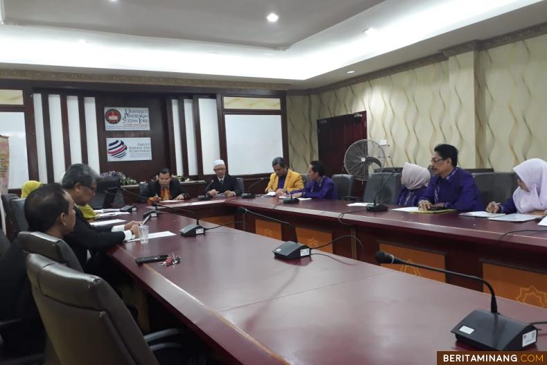 Pada hari ini (15/11), delegasi Jurnal Humanus FBS UNP bertemu untuk menjalin kerja sama dengan delegasi pengelola Jurnal Pendeta FBK UPSI bertempat di Kampus UPSI Tanjung Malin,  Perak,  Malaysia
