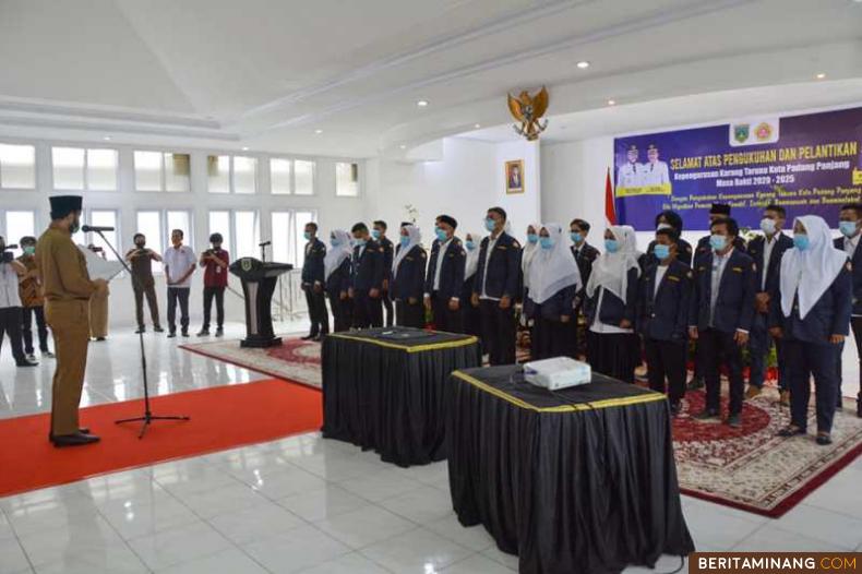 Walikota Padang Panjang, H. Fadly Amran, BBA Datuak Paduko Malano saat melantik kepengurusan Karang Taruna Kota Padang Panjang masa Bakti 2020 - 2025.