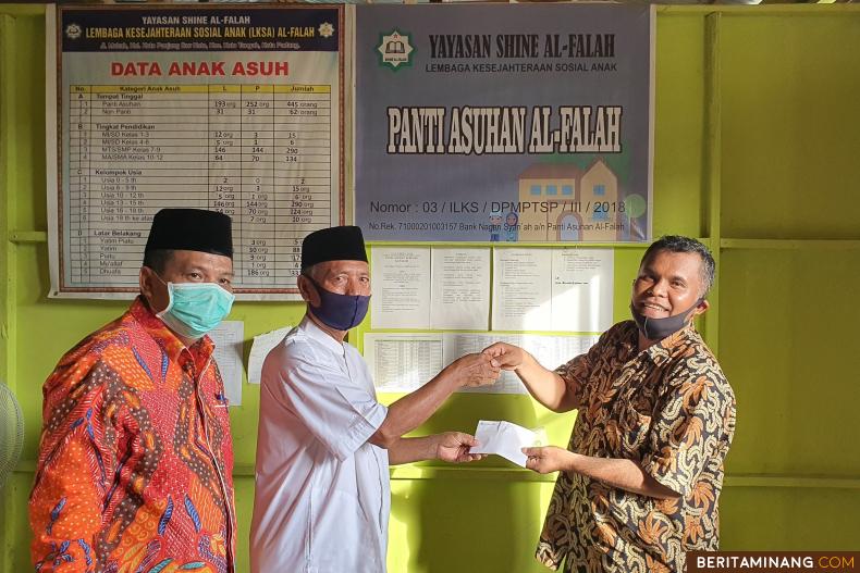 Pengurus Musala FBS Universitas Negeri Padang Dr. Ramalis Hakim, M.Pd. menyerahkan infak jamaah musala untuk anak yatim di Panti Asuhan Al-Falah Air Pacah, Koto Tangah, Padang.