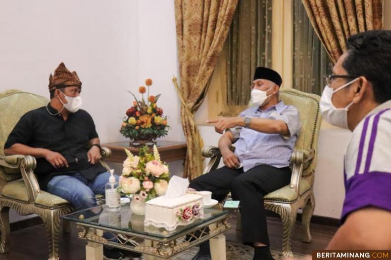 Seniman asal Sumatera Barat Joni Andra saat bertemu Gubernur Mahyeldi.