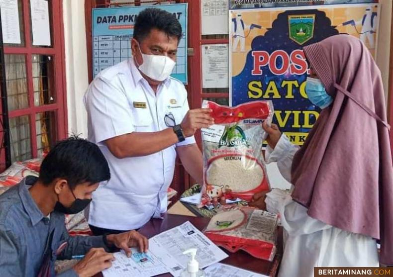 Penyaluran bantuan beras bagi salah satu masyarakat yang terdampak PPKM di Padang Panjang.