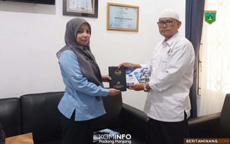 Perwakilan LPP RRI Bukittinggi saat diterima Kepala Dinas Kominfo, Drs. Ampera Salim, SH, M.Si di ruang kerjanya.