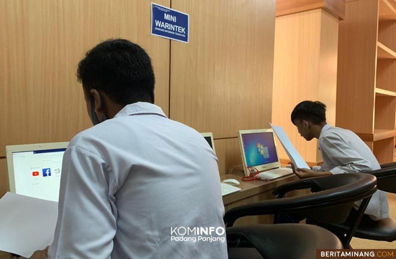 Pelajar saat gunakan fasilitas Warintek di Perpustakaan Padang Panjang.