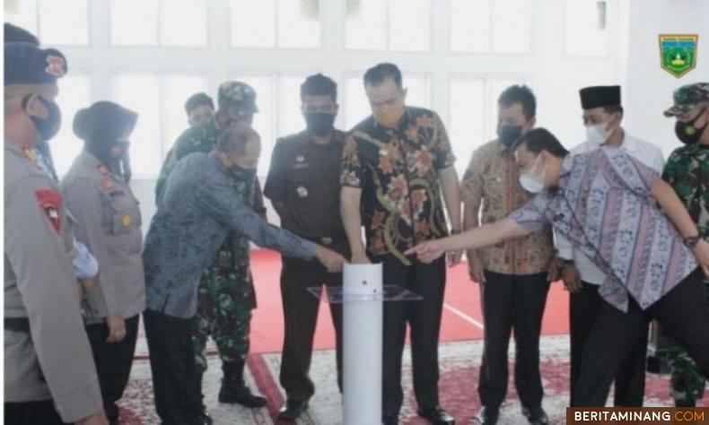 Walikota, H. Fadly Amran, BBA Datuak Paduko Malano mengukuhkan Forum Satu Data Indonesia (FSDI) dan me-launching Portal Satu Data Indonesia Kota Padang Panjang di Hall Lantai III Balaikota.