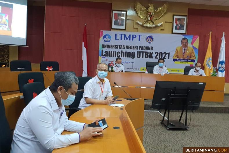 Pembukaan pelaksanaan Ujian Tulis Berbasis Komputer lokasi 142 UNP pada  Senin (12/4) subuh pagi ini bertempat di Ruang Sidang Senat Kampus UNP Air Tawar Padang.