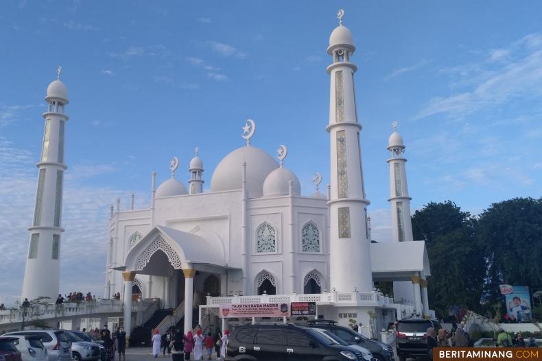 Masjid Al Hakim yang berdiri kokoh dan megah di Tepian Pantai Padang. Foto: Vajrel Tri Ananda M