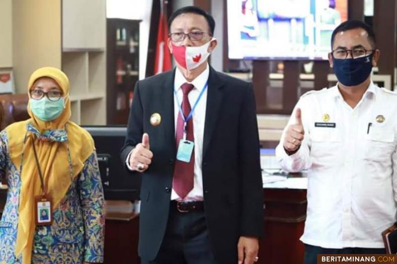 Kepala Balai Prasarana Permukiman Wilayah Provinsi Sumatera Barat, Syafriyanti, bersama Bupati Hendrajoni dan Kepala Dinas PUPR Era Sukma Munaf. Foto Humas Pessel